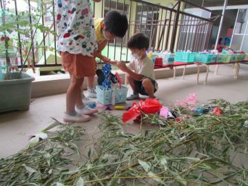 ささ飾りをつける子どもたち